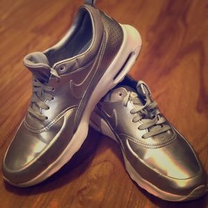 NIKE - silver metallic sneakers